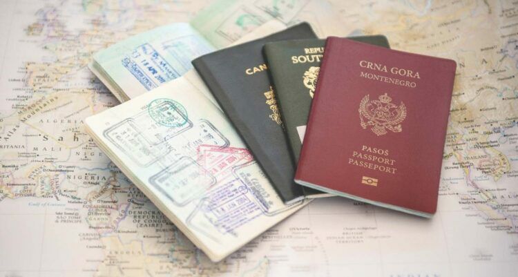 Первый паспорт Черногории получил россиянин