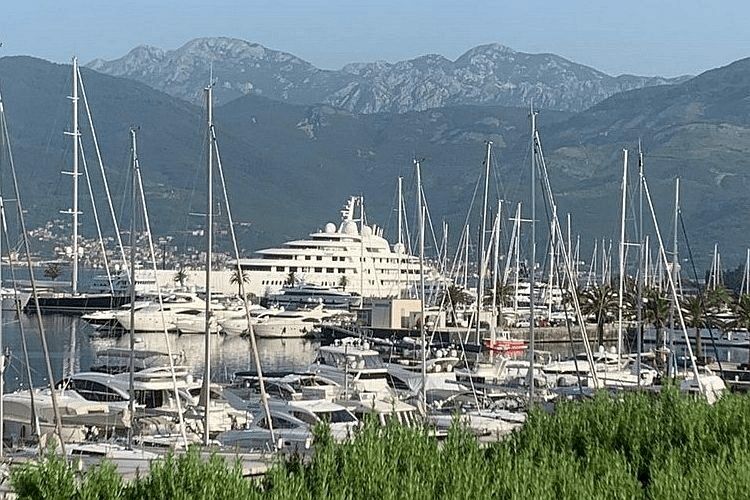 Le plus grand yacht du monde amarré au Monténégro