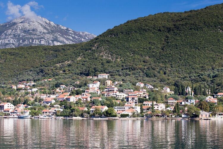 Среди желающих переехать из России 3% выбирают Черногорию