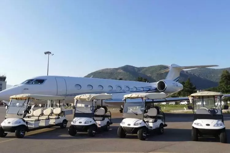 Новые электромобили в аэропорте Тивата