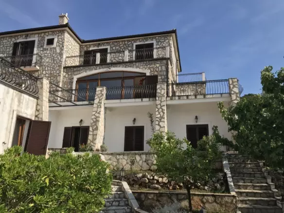 Villa sur la presqu'île Lustica n° 2021