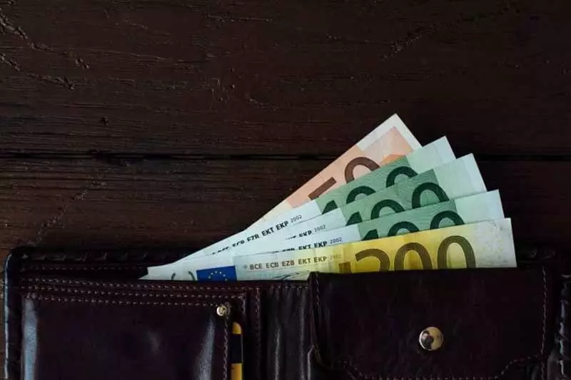 В каких отраслях и муниципалитетах Черногории средняя зарплата выше 1000 евро