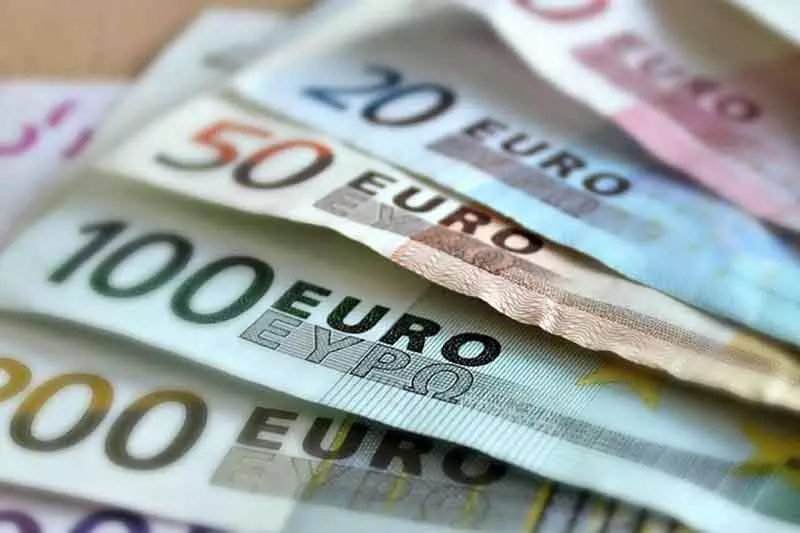 Зарплата более 100 тысяч евро