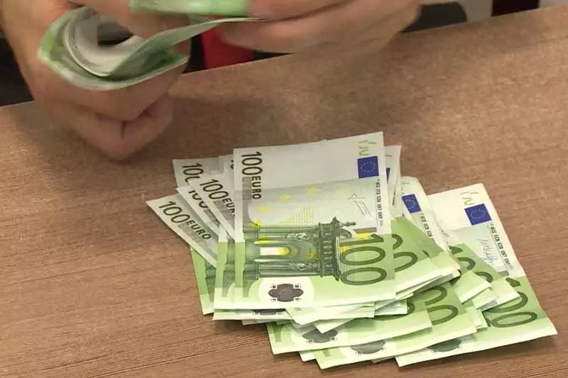 Средняя зарплата в Черногории в мае составила €710
