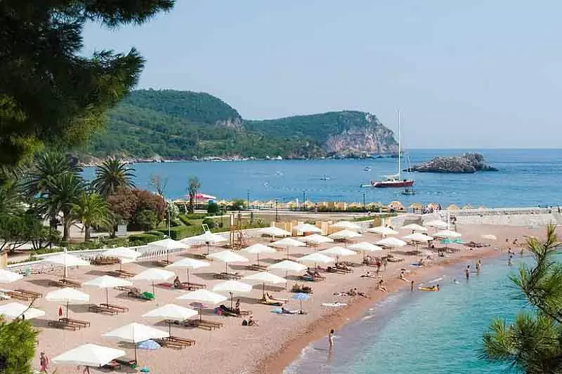 Черногорский пляж Свети-Стефан попал в список самых красивых пляжей Европы
